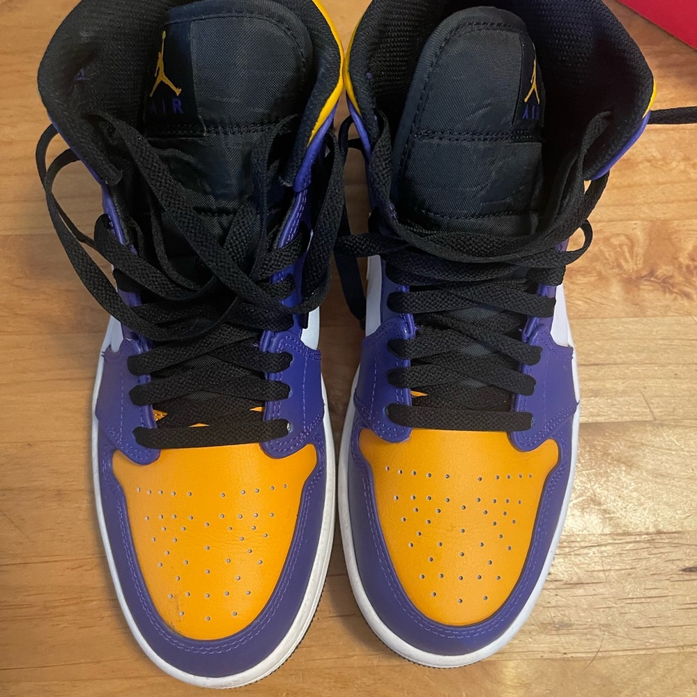 Gently used Nike Air Jordan 1 - Lakers - Picture 4 of 8